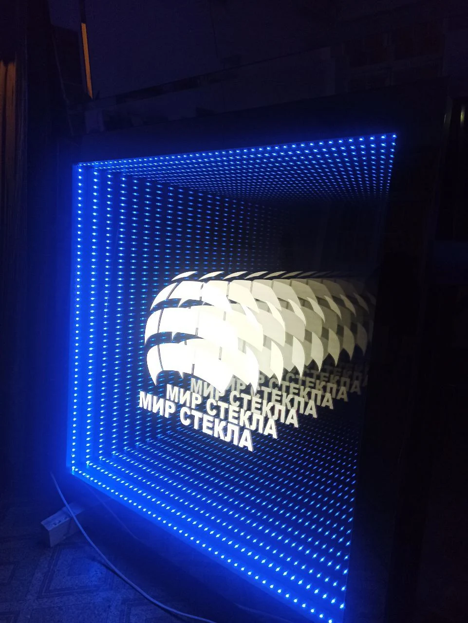 Синее 3D зеркальное панно с логотипом компании