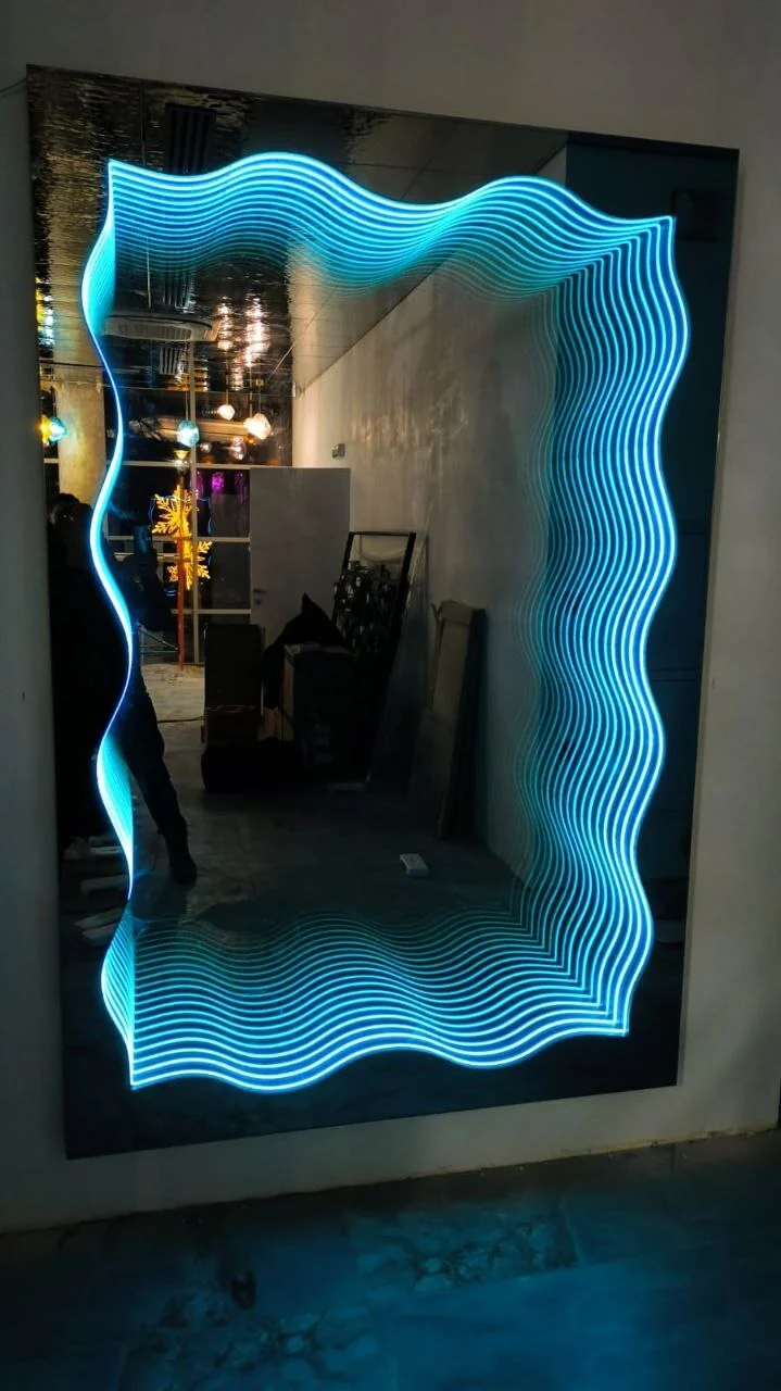 Бесконечное 3D-зеркало с синей подсветкой нестандартной формы