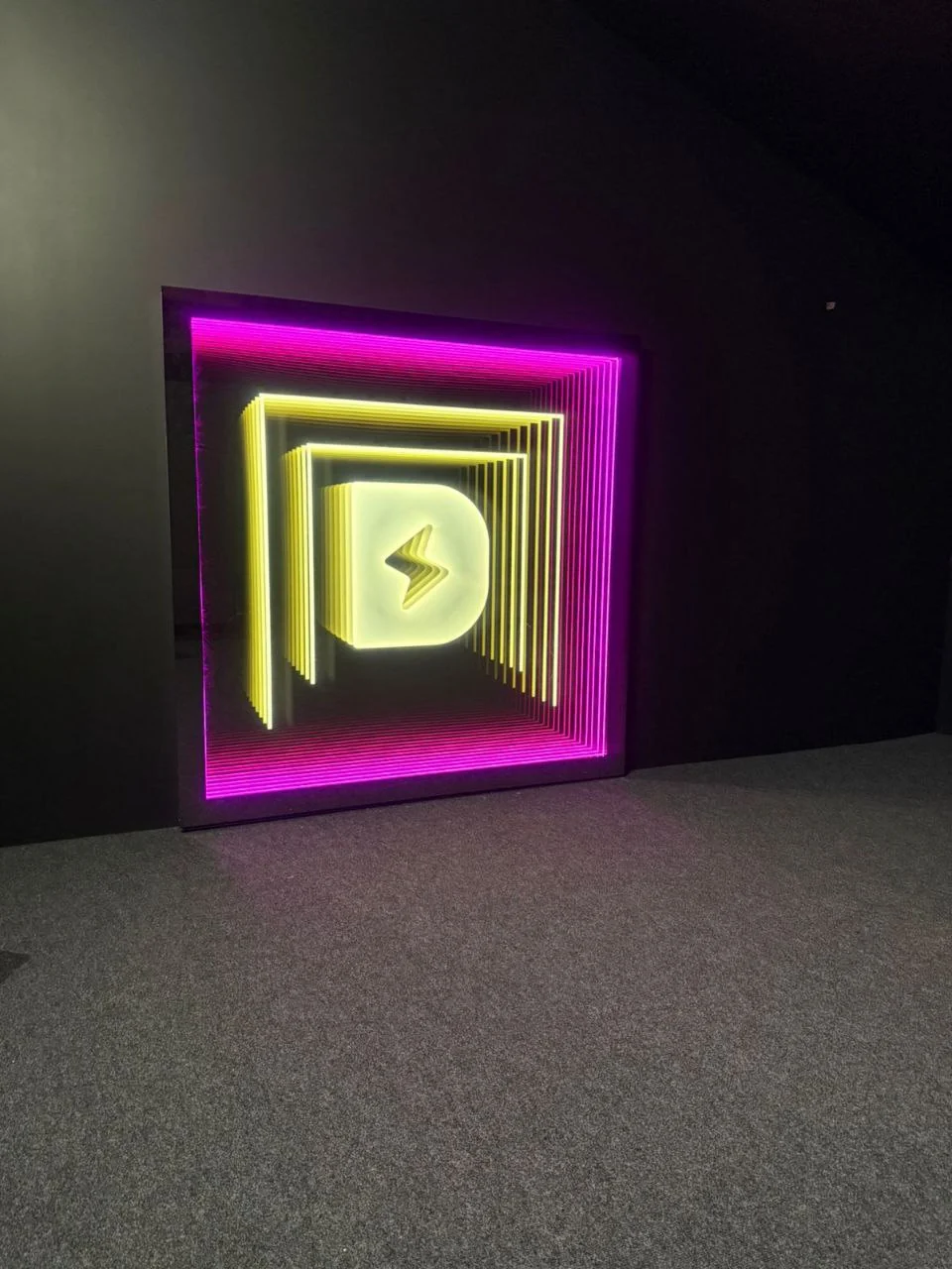Декоративное 3D зеркало с ярким логотипом